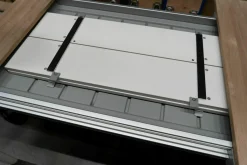 Kristalia Esstische|Esstisch Maki Slatted Platte Holz Teak Mit Einlegeplatten Aluminium Lackiert Weiß Gestell Aluminium Lackiert Weiß