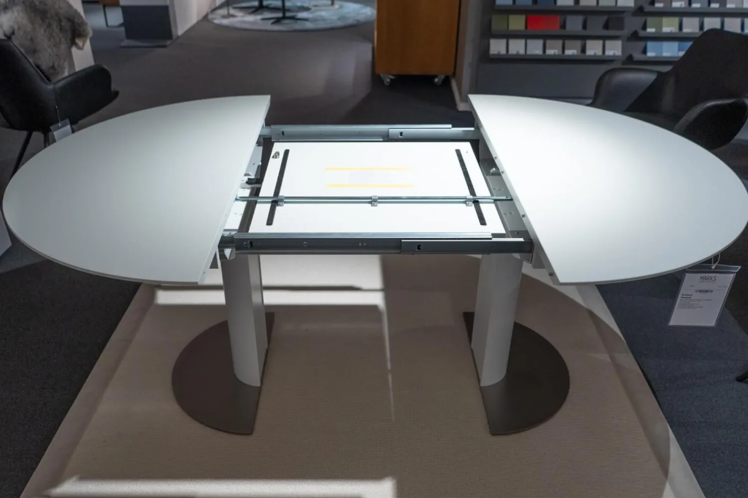 Willisau Esstische|Esstisch Modena Säule Tischplatte Massivholz Weiß Lackiert Ohne Maserung Bodenplatte Mattchrom Mit Auszug