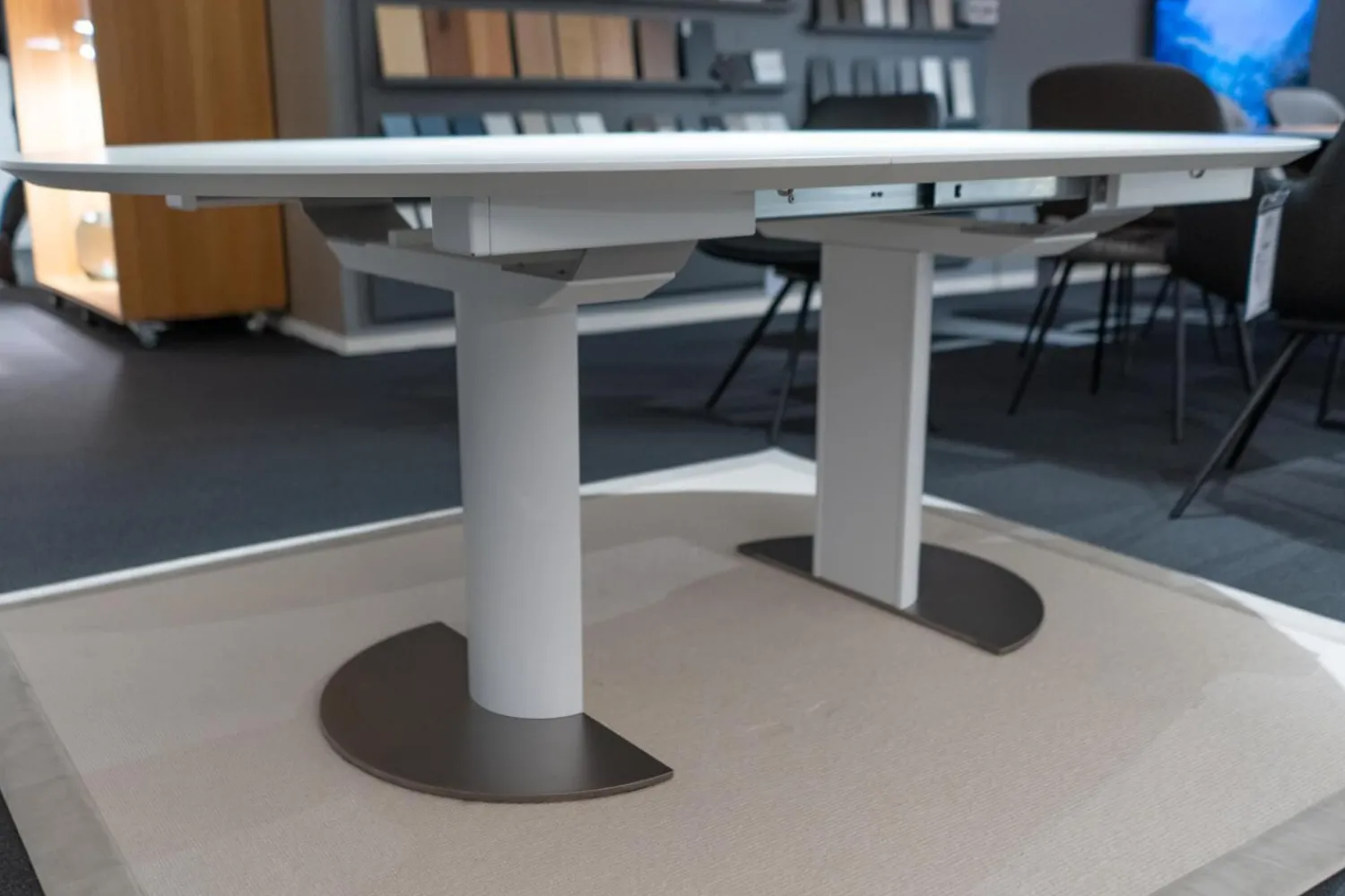 Willisau Esstische|Esstisch Modena Säule Tischplatte Massivholz Weiß Lackiert Ohne Maserung Bodenplatte Mattchrom Mit Auszug