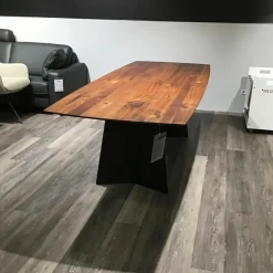 kf furniture Esstische|Esstisch 3106N Platte Astiger Nussbaum Schwarz Pigmentiert Wangengestell Rohstahl Schwarz Matt Pulverbeschichtet