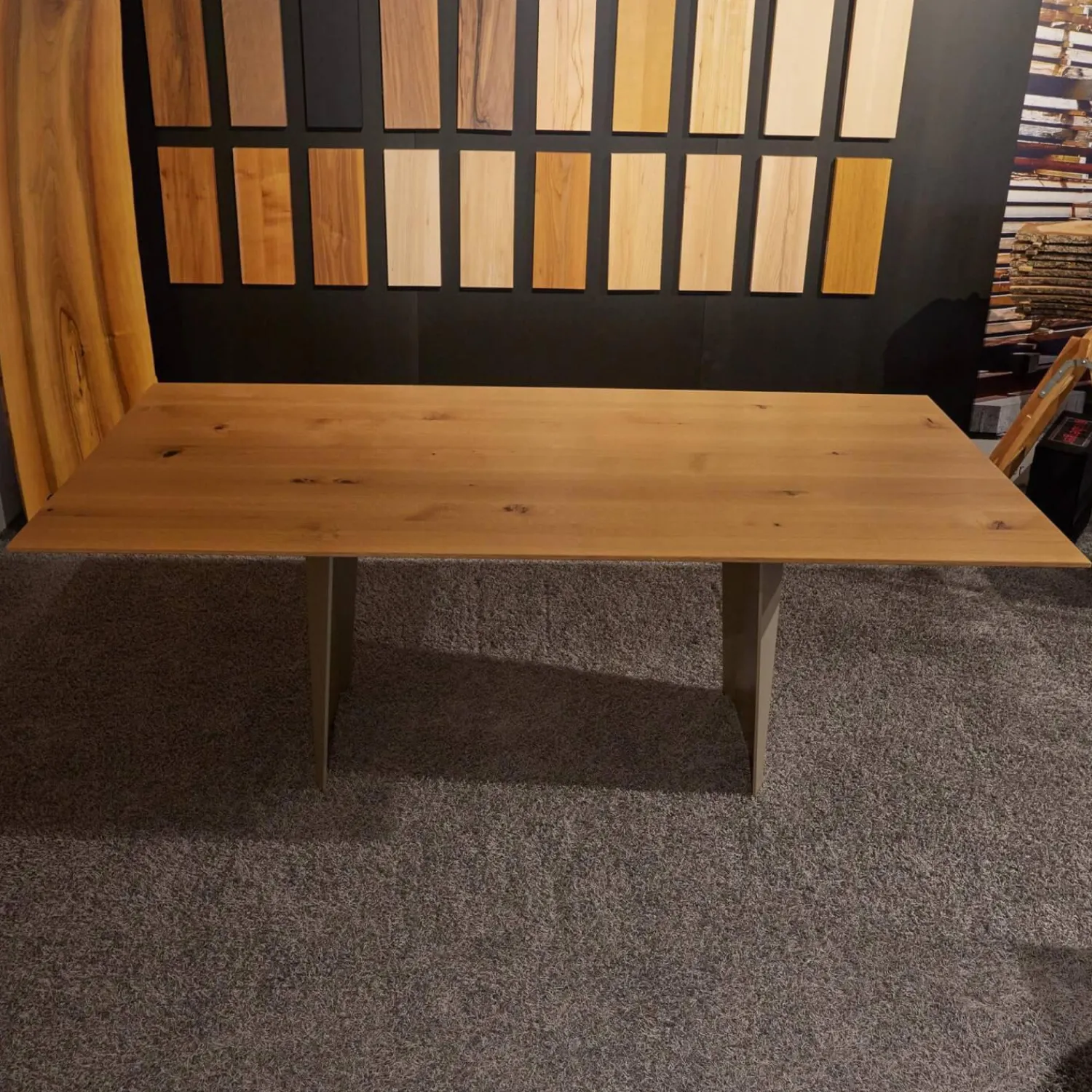 Girsberger Esstische|Esstisch Onda Asteiche Wild Wangenfuß Stahl Pulverbeschichtet