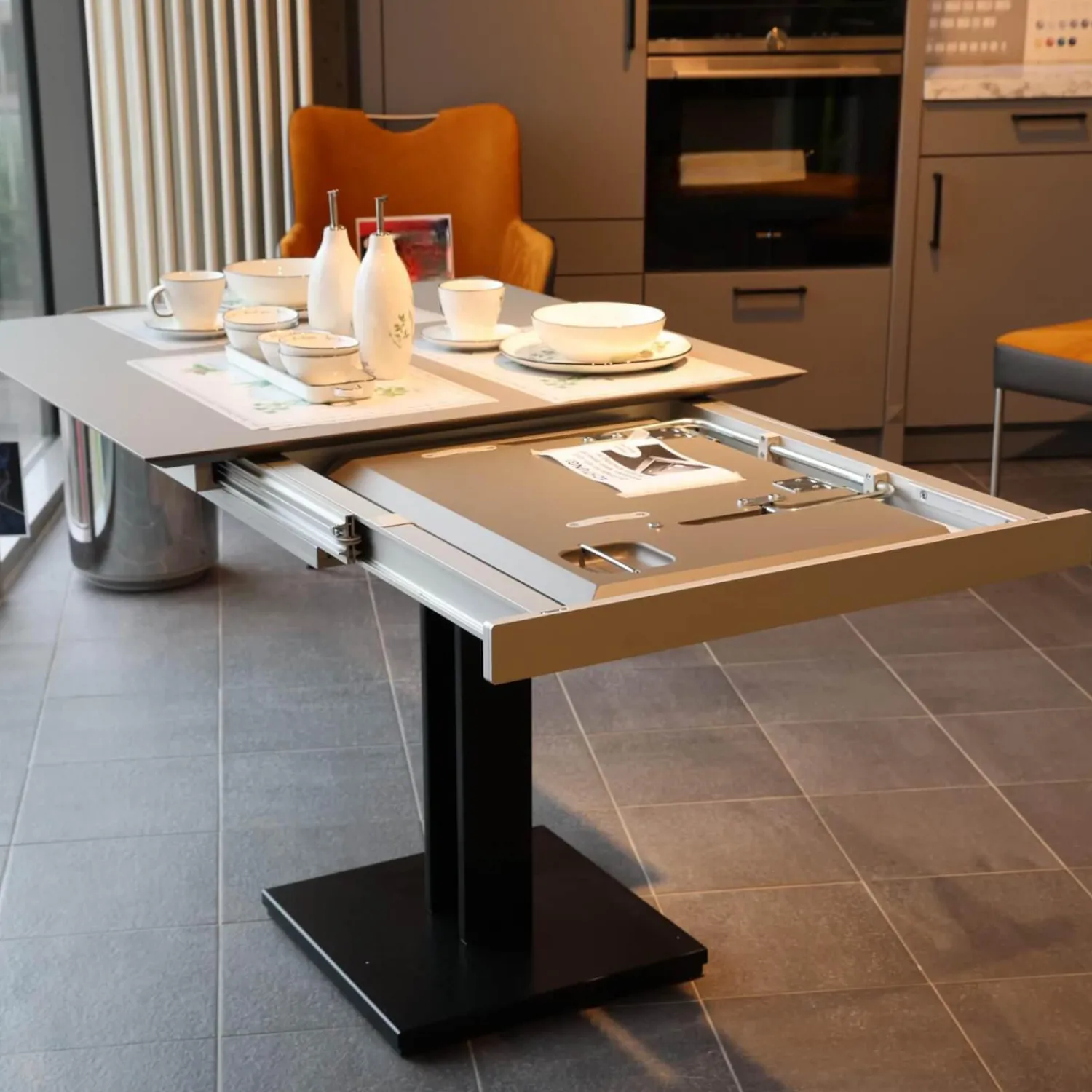 Bacher Esstische|Esstisch Picco Platte Fenix NTM Grigio londra Grau Trägerplatte Lack Matt Grau Säule L70 Matt Tiefschwarz Schwarz Ohne Deko