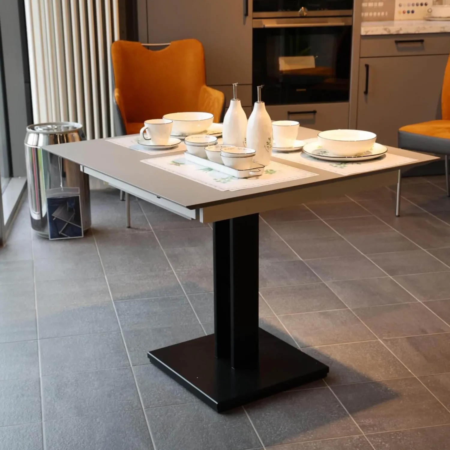 Bacher Esstische|Esstisch Picco Platte Fenix NTM Grigio londra Grau Trägerplatte Lack Matt Grau Säule L70 Matt Tiefschwarz Schwarz Ohne Deko