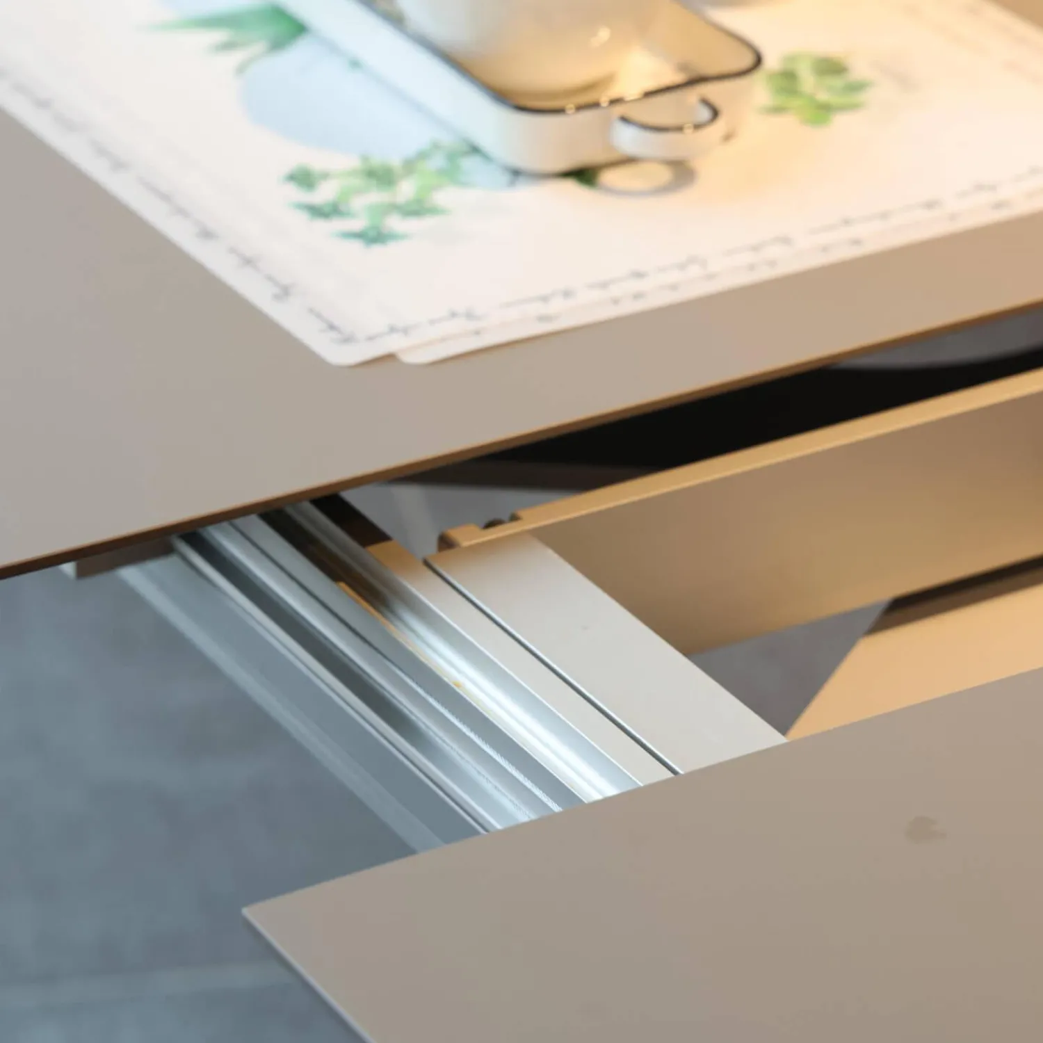 Bacher Esstische|Esstisch Picco Platte Fenix NTM Grigio londra Grau Trägerplatte Lack Matt Grau Säule L70 Matt Tiefschwarz Schwarz Ohne Deko