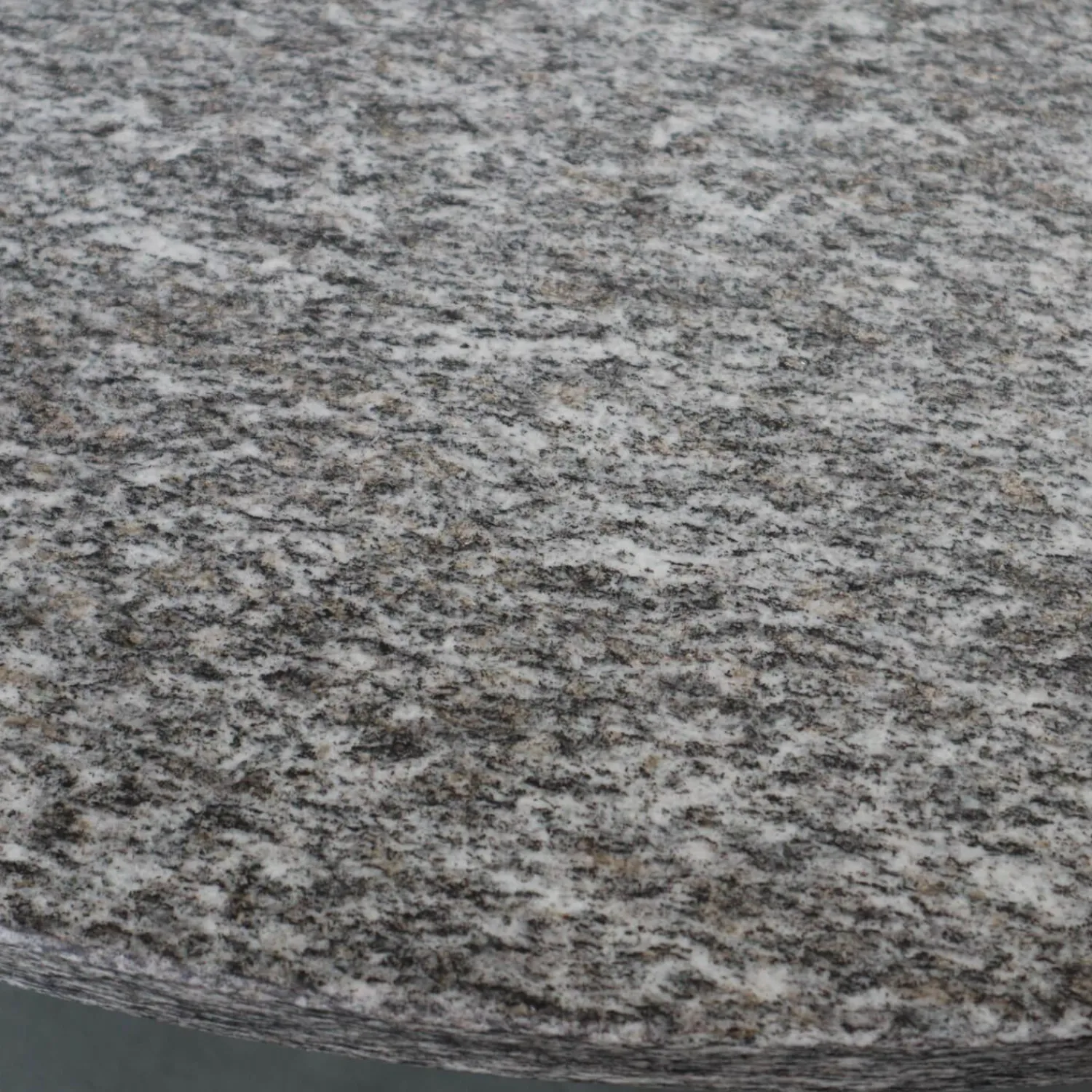 Zanotta Esstische|Esstisch Ristoro Platte Granit Untergestell Gußeisen Schwarz Lackiert