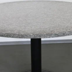 Zanotta Esstische|Esstisch Ristoro Platte Granit Untergestell Gußeisen Schwarz Lackiert