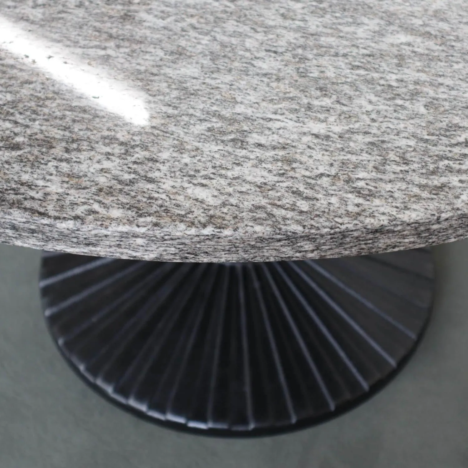 Zanotta Esstische|Esstisch Ristoro Platte Granit Untergestell Gußeisen Schwarz Lackiert