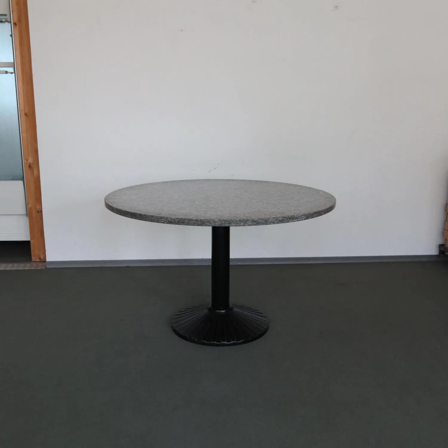 Zanotta Esstische|Esstisch Ristoro Platte Granit Untergestell Gußeisen Schwarz Lackiert