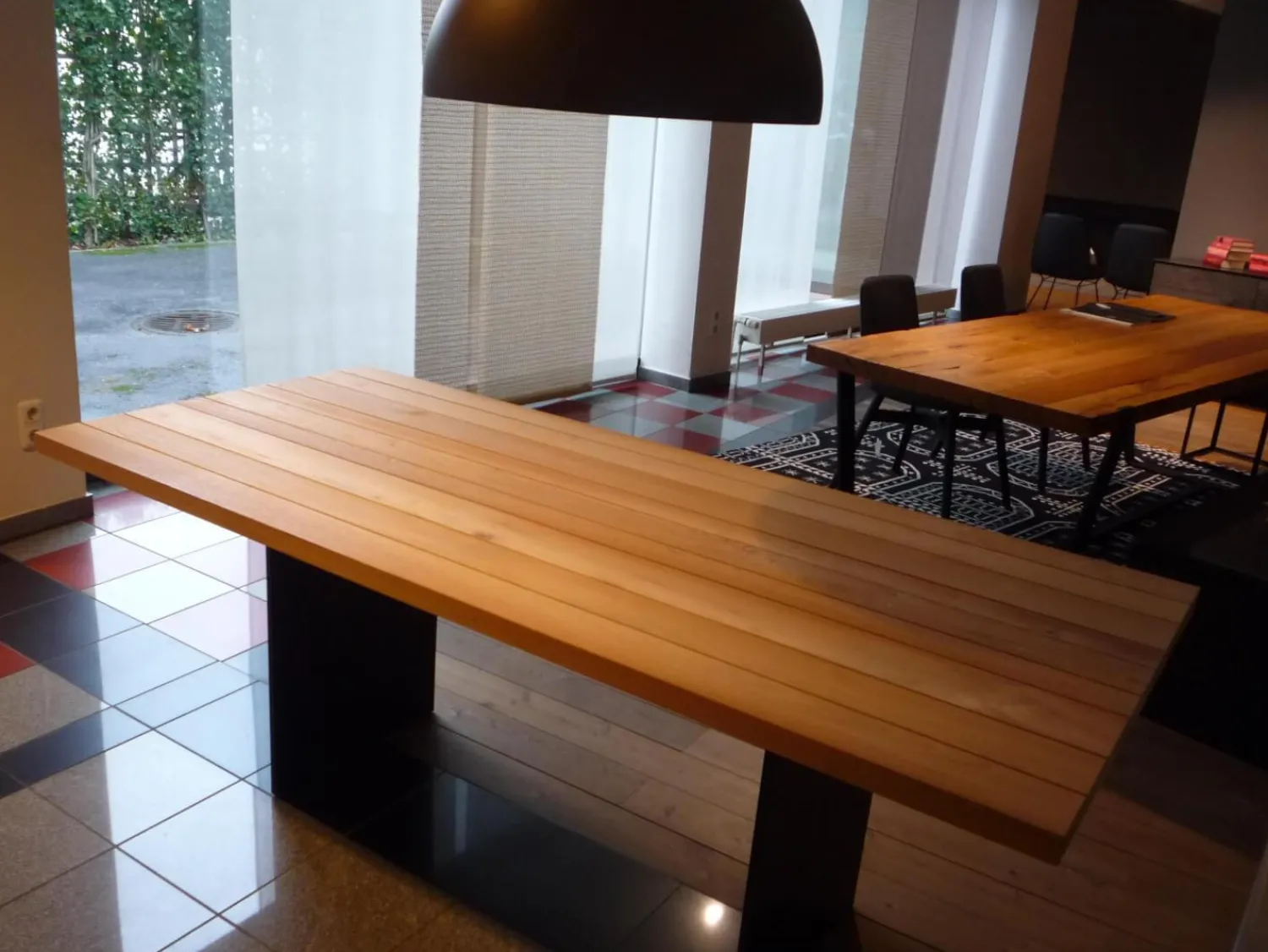 Janua Esstische|Esstisch SC41 Outdoor Akazie Roh Gebürstet Wangen Aluminium Schwarz Pulverbeschichtet