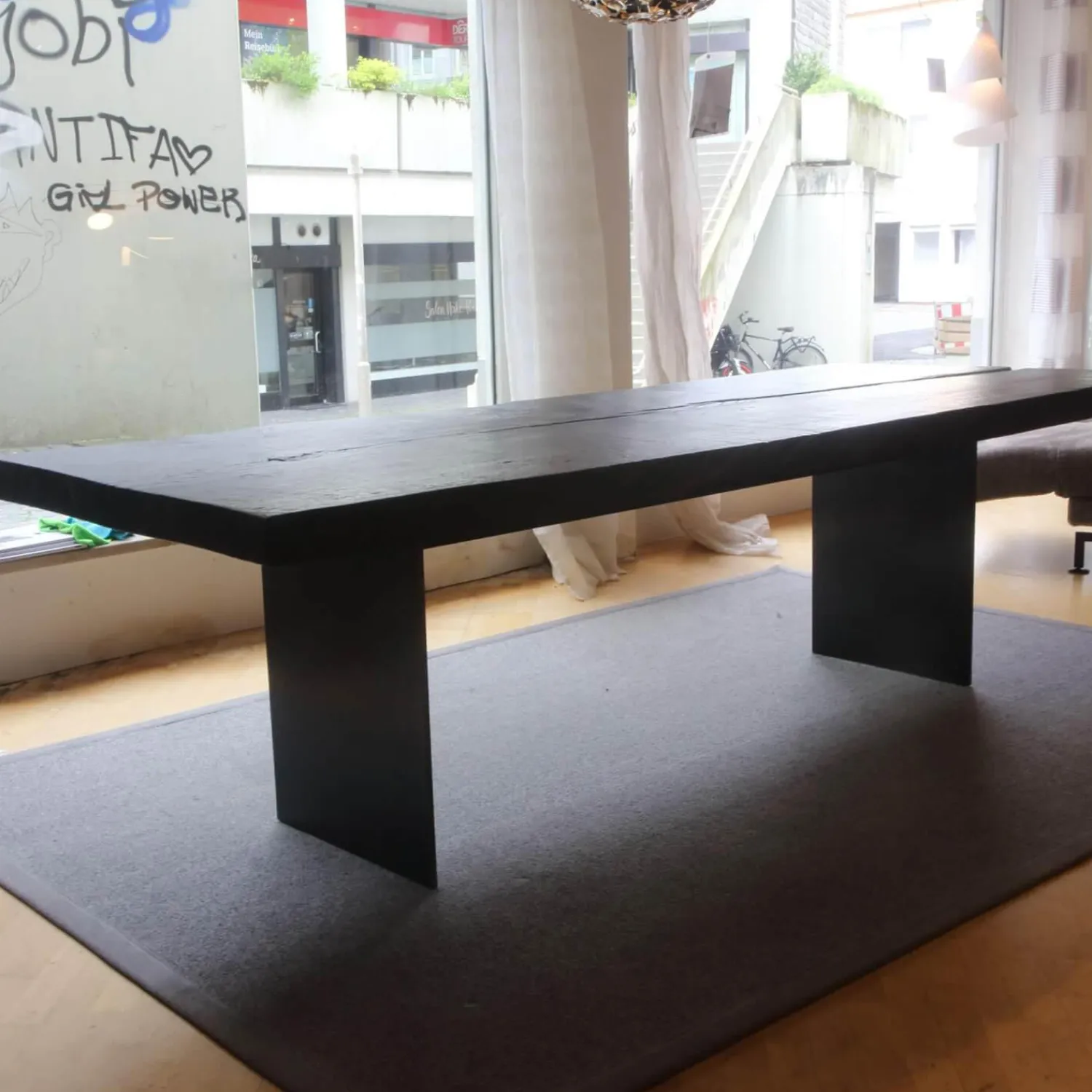 Janua Esstische|Esstisch SK 01 Monolith Platte Eiche Geköhlt Natur Geölt Schwarz Gestell Rohstahl