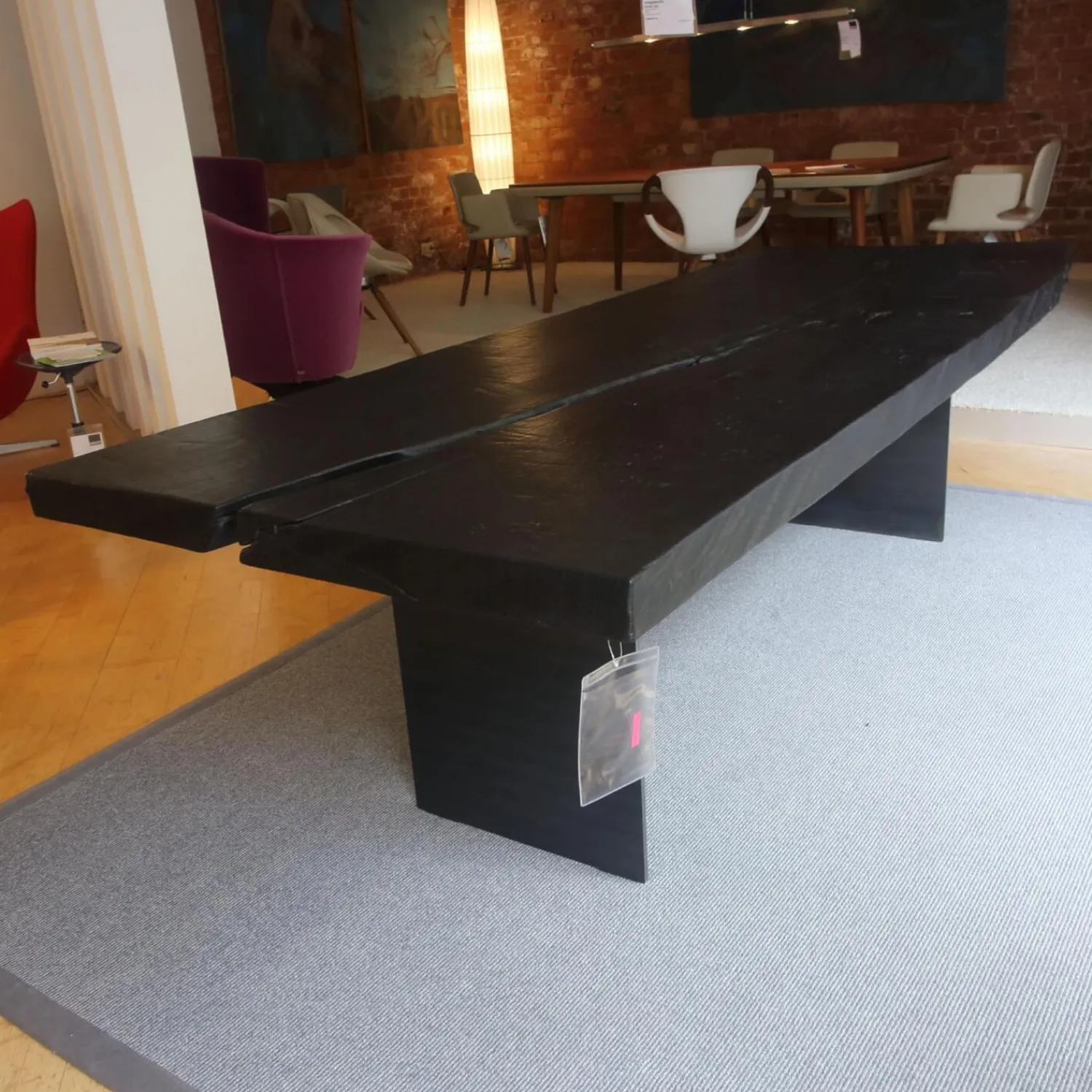 Janua Esstische|Esstisch SK 01 Monolith Platte Eiche Geköhlt Natur Geölt Schwarz Gestell Rohstahl