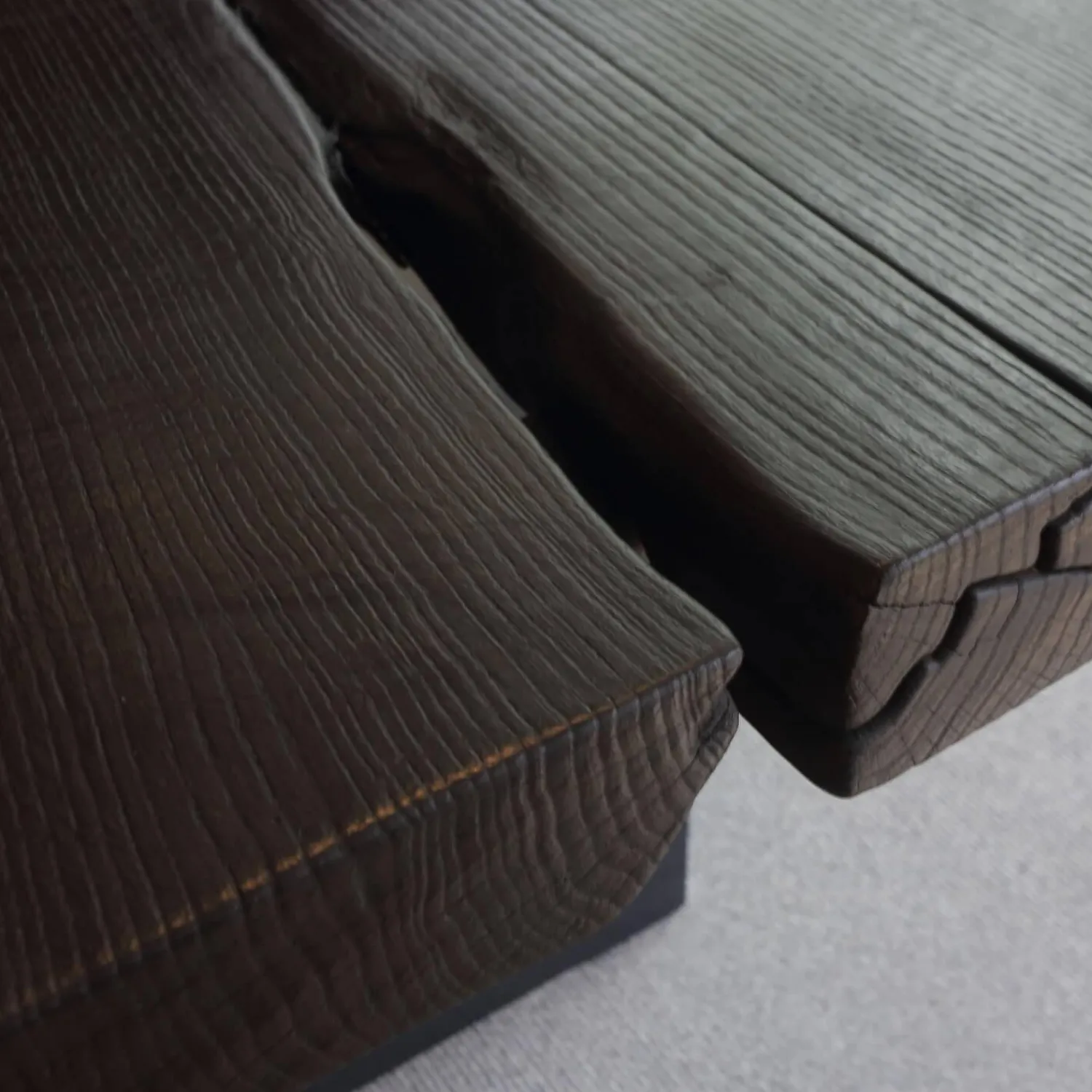 Janua Esstische|Esstisch SK 01 Monolith Platte Eiche Geköhlt Natur Geölt Schwarz Gestell Rohstahl