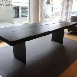 Janua Esstische|Esstisch SK 01 Monolith Platte Eiche Geköhlt Natur Geölt Schwarz Gestell Rohstahl