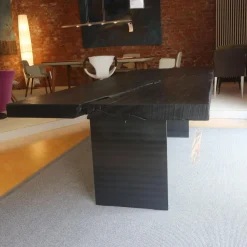 Janua Esstische|Esstisch SK 01 Monolith Platte Eiche Geköhlt Natur Geölt Schwarz Gestell Rohstahl