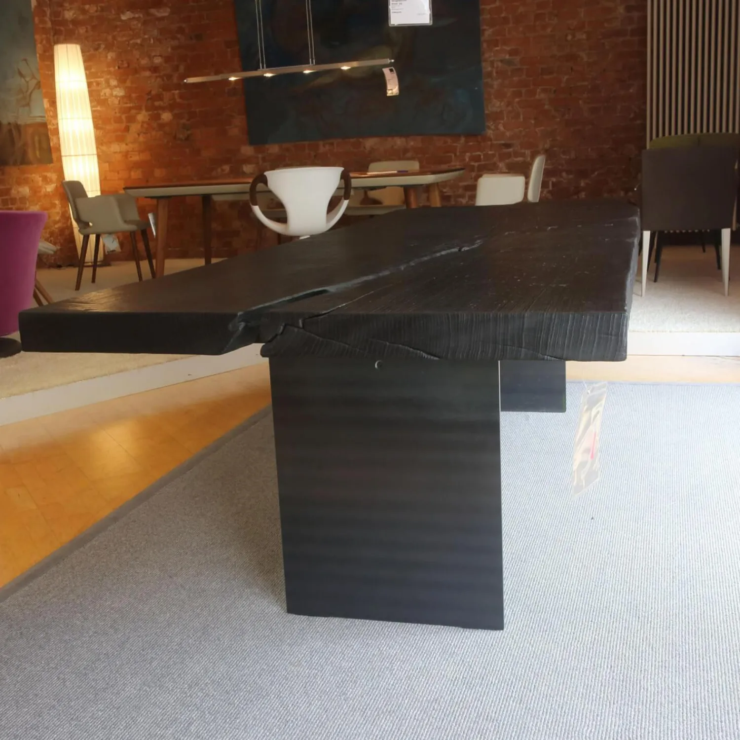 Janua Esstische|Esstisch SK 01 Monolith Platte Eiche Geköhlt Natur Geölt Schwarz Gestell Rohstahl