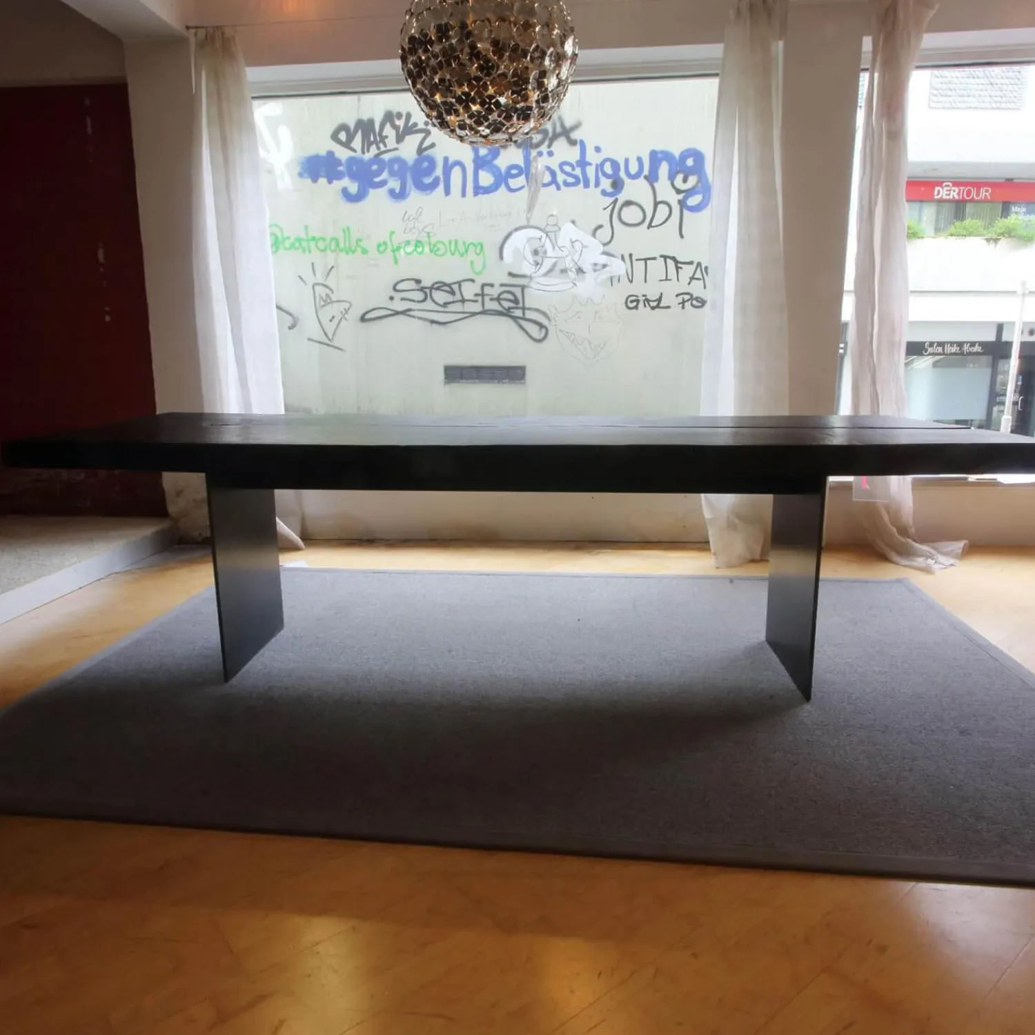 Janua Esstische|Esstisch SK 01 Monolith Platte Eiche Geköhlt Natur Geölt Schwarz Gestell Rohstahl