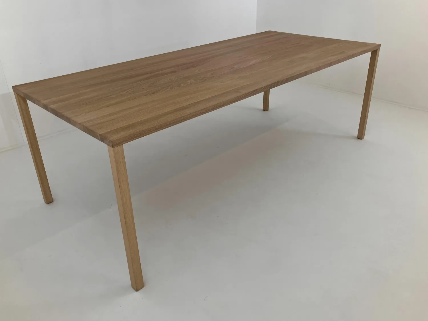 More Esstische|Esstisch Slic Massivholzplatte Eiche Oberfläche Geölt Beine Aluminium Furniert