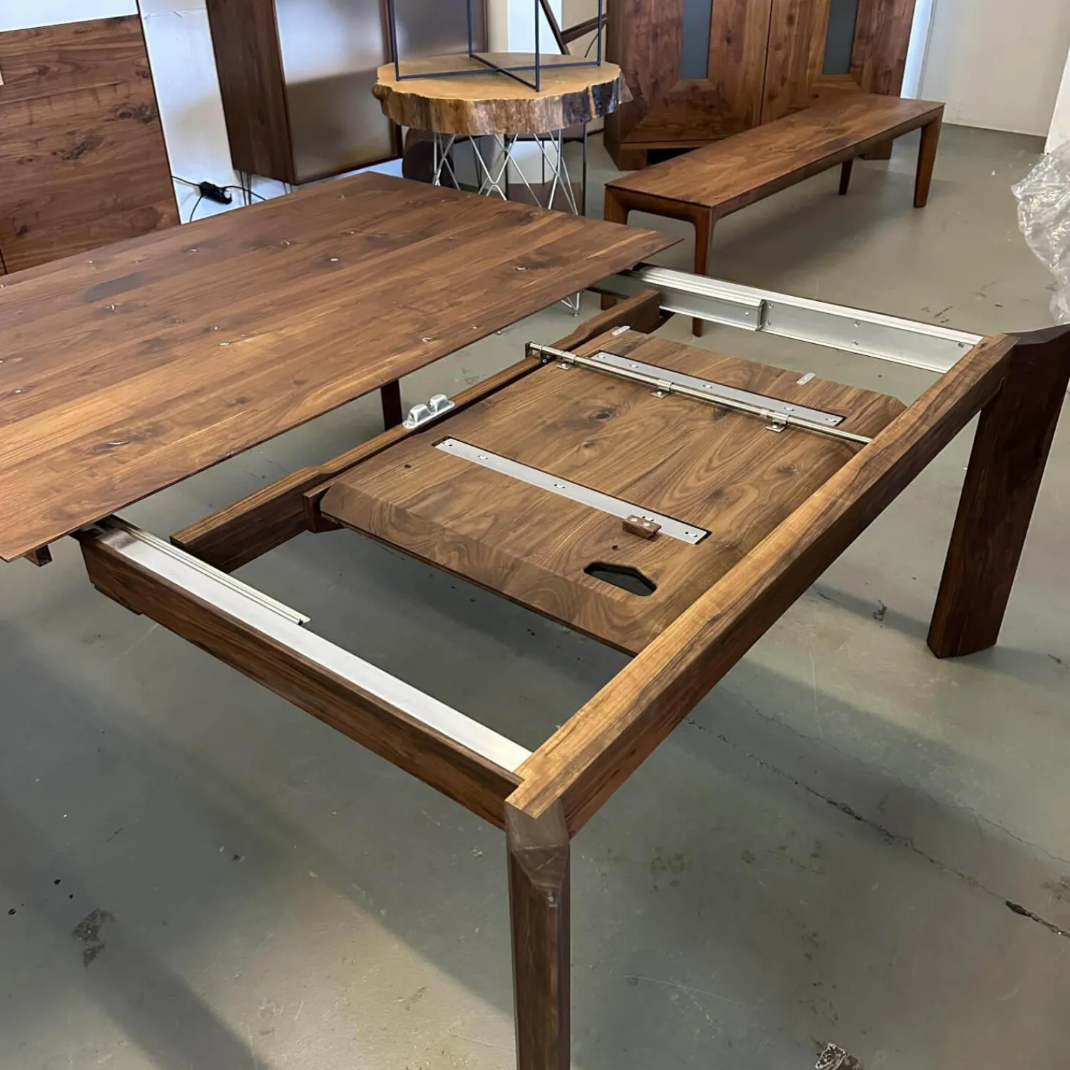 Scholtissek Esstische|Esstisch SR1 Astiger Nussbaum Natur Geölt Äste Mit Zinn Ausgegossen Inklusive Querauszug