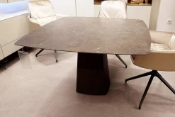 Hülsta Esstische|Esstisch T81 Platte Keramik Umbra Marron Grau Braun Fuß Metall Anthrazit Pulverbeschichtet