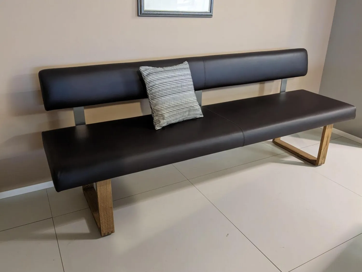 Anrei Essgruppen|Esstische|Esstisch Tesso Asteiche In Barrique Mit Bodenplatte Aus Edelstahl Und Einzelbank Smart Leder Maron