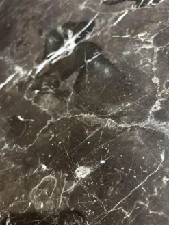 Draenert Esstische|Esstisch Tripole 1540 Platte Kalkstein Oriental Brown Anthrazit Braun Gestell Mooreiche Massiv