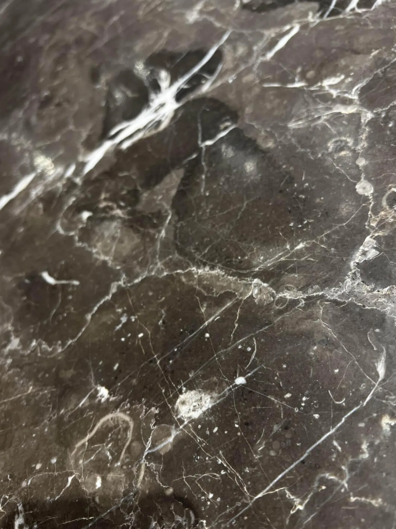 Draenert Esstische|Esstisch Tripole 1540 Platte Kalkstein Oriental Brown Anthrazit Braun Gestell Mooreiche Massiv