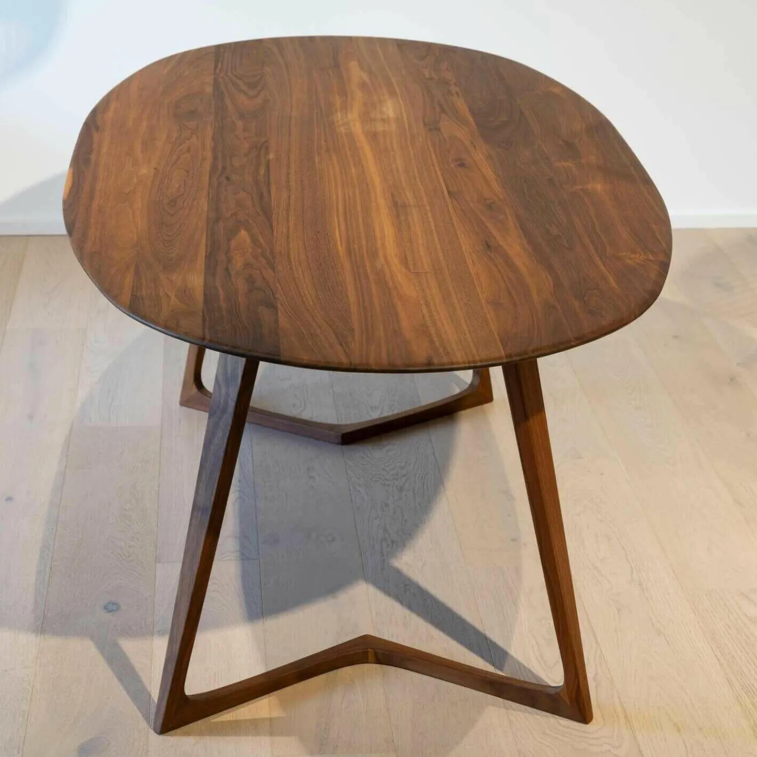 Zeitraum Esstische|Esstisch Twist Amerikanischer Nussbaum Massiv