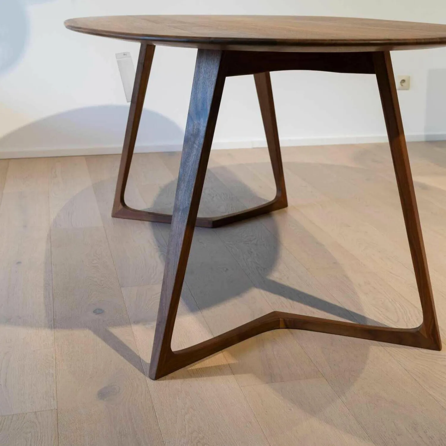 Zeitraum Esstische|Esstisch Twist Amerikanischer Nussbaum Massiv