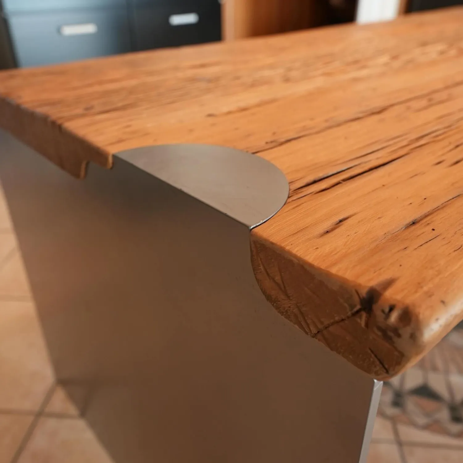 Nature Design Esstische|Esstisch Unikat Tischplatte Unikat Ulme Altholz Massiv Gestell Stahlwangen Grau