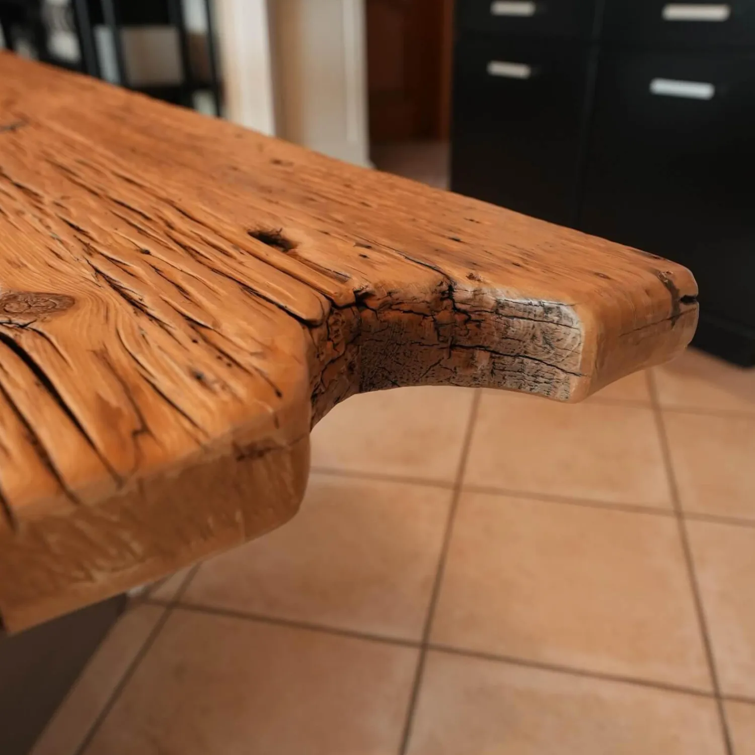 Nature Design Esstische|Esstisch Unikat Tischplatte Unikat Ulme Altholz Massiv Gestell Stahlwangen Grau