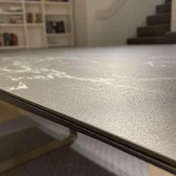 WK Wohnen Esstische|Esstisch WK 852-9 Tischplatte Keramik Marmor Schwarz Rundkufe Edelstahl Matt