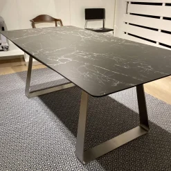 WK Wohnen Esstische|Esstisch WK 852-9 Tischplatte Keramik Marmor Schwarz Rundkufe Edelstahl Matt