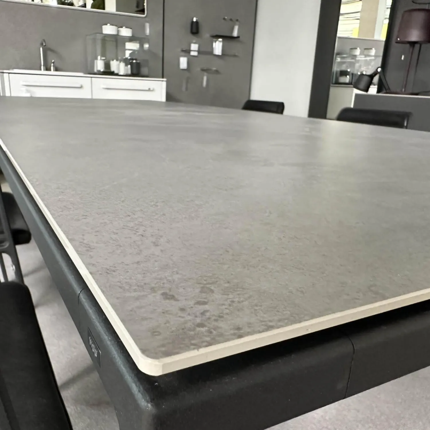 Vipp Essgruppen|Esstischgruppe Large 972 Keramik Gestell Pulverbeschichteter Stahl Mit 6 Stühlen