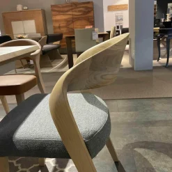 Voglauer Essgruppen|Esstischgruppe V-Rock Mit 4 Stühlen Mit Armlehnen Und 2 Stühlen Ohne Armlehnen Alteiche Rustiko