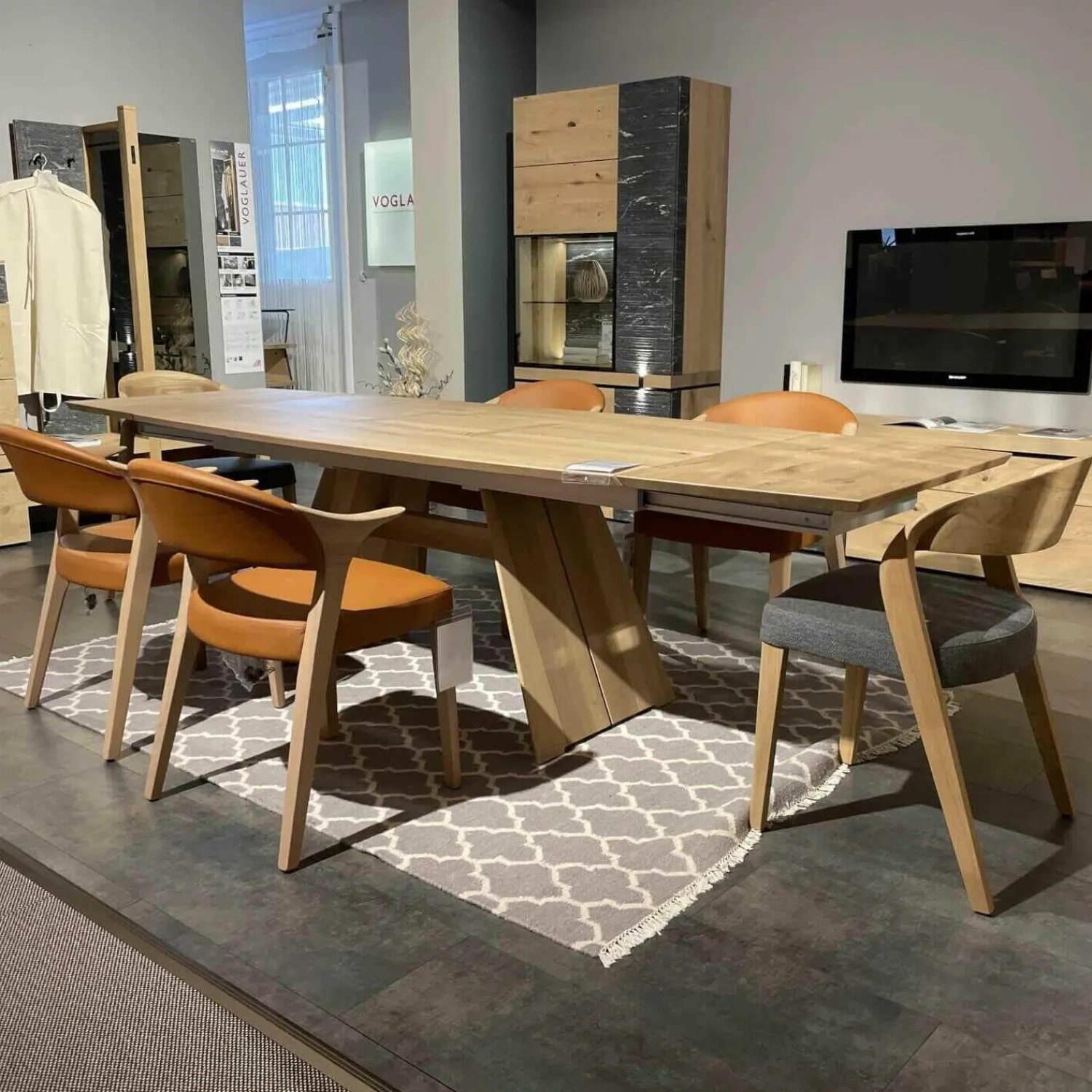 Voglauer Essgruppen|Esstischgruppe V-Rock Mit 4 Stühlen Mit Armlehnen Und 2 Stühlen Ohne Armlehnen Alteiche Rustiko