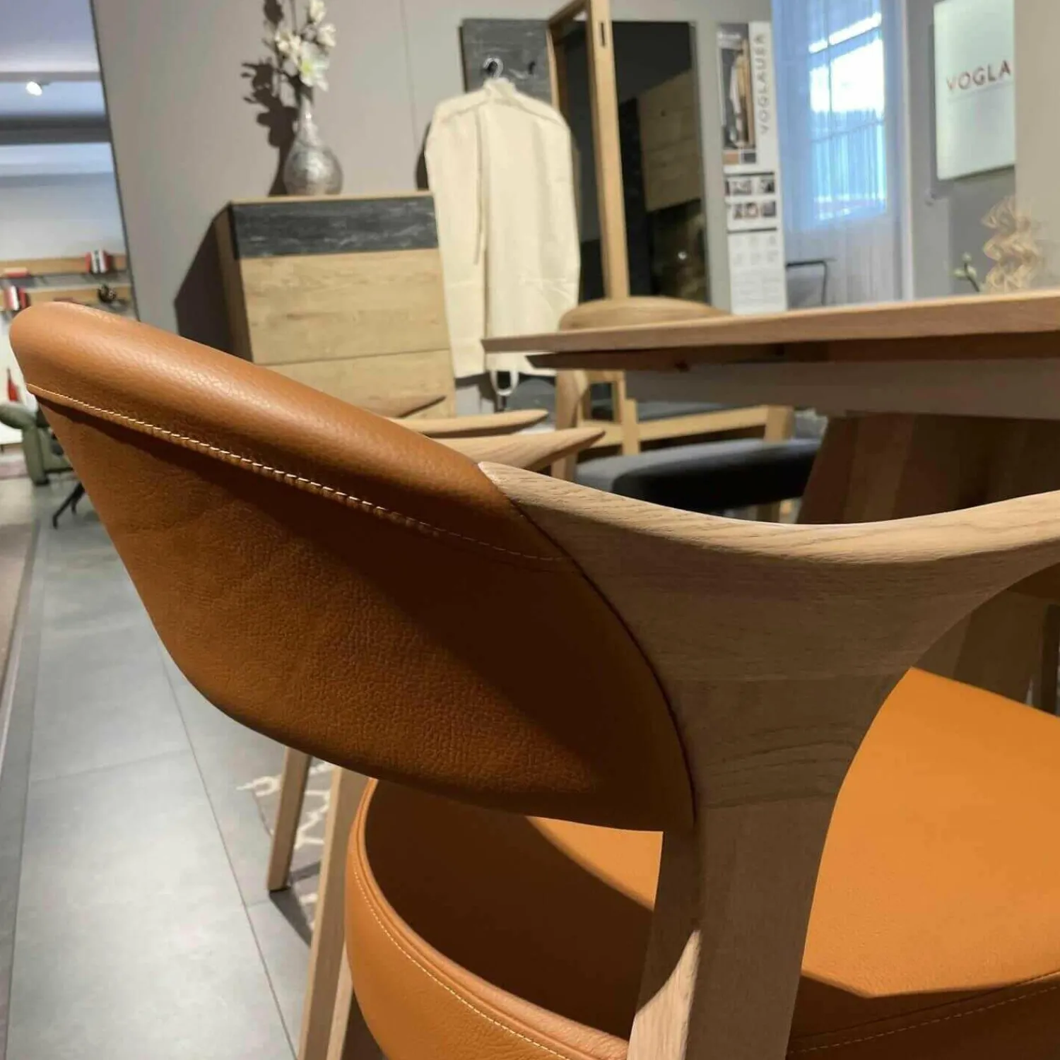 Voglauer Essgruppen|Esstischgruppe V-Rock Mit 4 Stühlen Mit Armlehnen Und 2 Stühlen Ohne Armlehnen Alteiche Rustiko