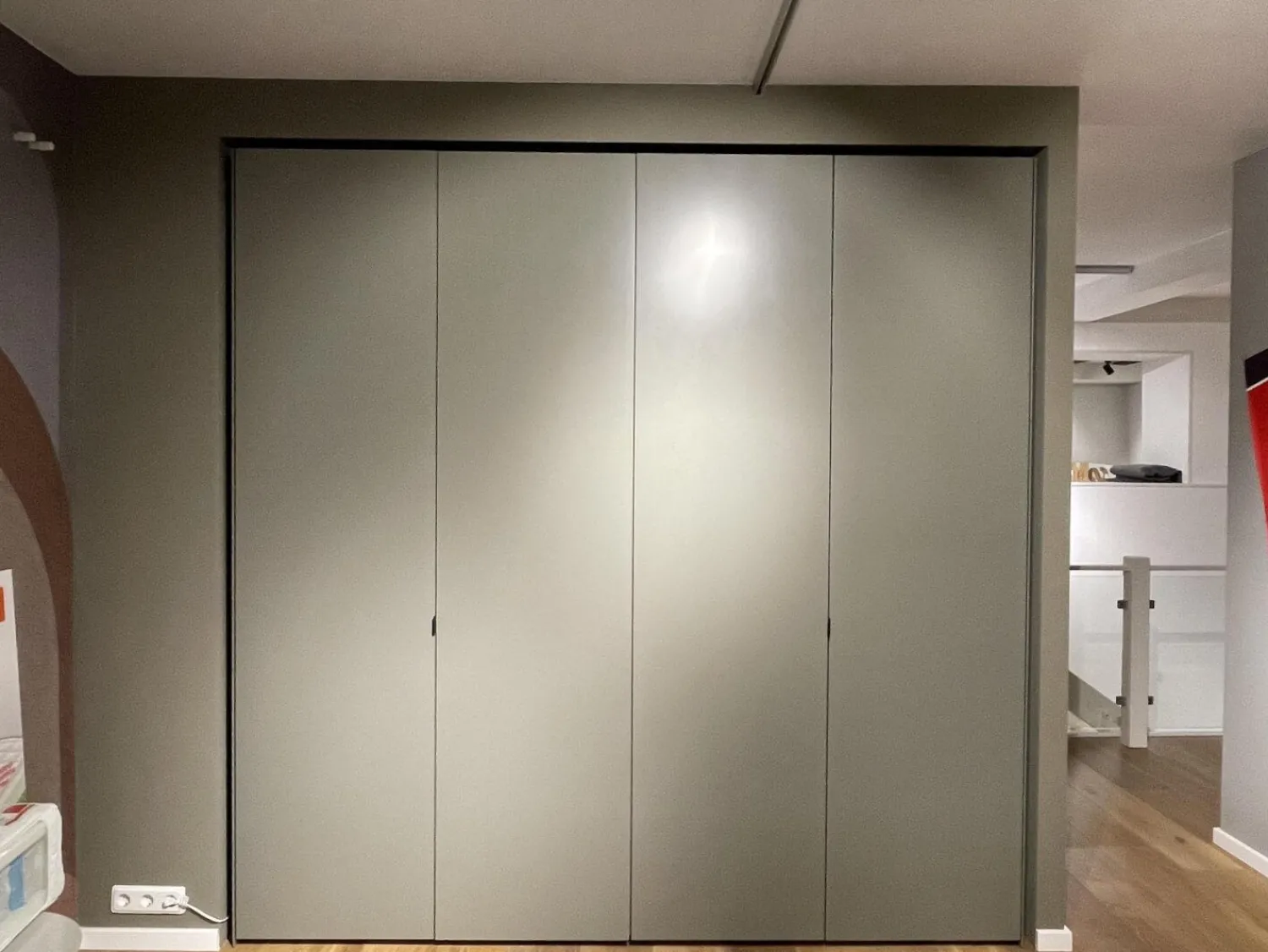 Interlübke Kleiderschränke|Falltürenkleiderschrank Collect Plus Lack M37 Manor Grün Braun Ledergriff Schwarz Inklusive Innenbeleuchtung