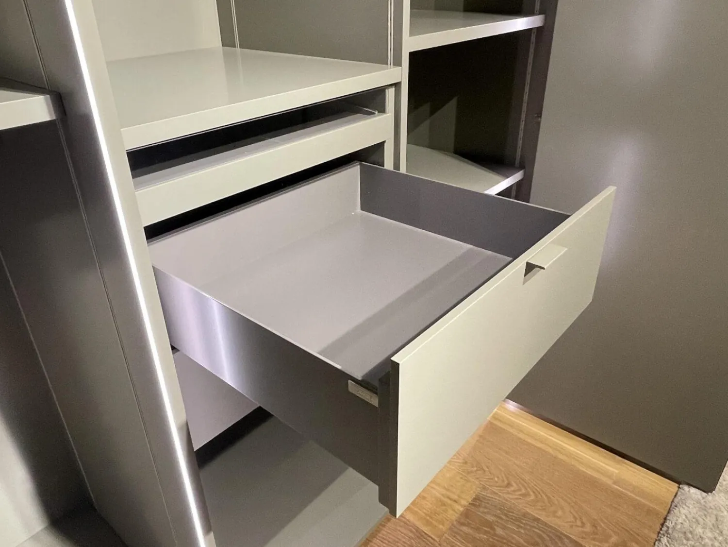 Interlübke Kleiderschränke|Falltürenkleiderschrank Collect Plus Lack M37 Manor Grün Braun Ledergriff Schwarz Inklusive Innenbeleuchtung