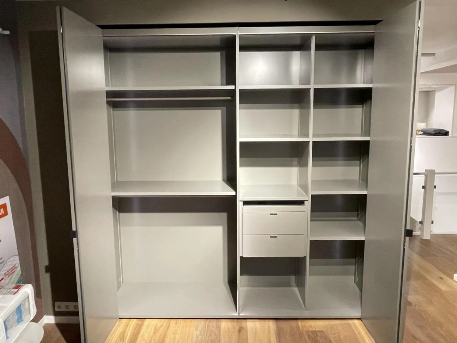 Interlübke Kleiderschränke|Falltürenkleiderschrank Collect Plus Lack M37 Manor Grün Braun Ledergriff Schwarz Inklusive Innenbeleuchtung