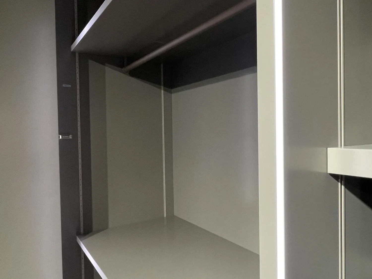 Interlübke Kleiderschränke|Falltürenkleiderschrank Collect Plus Lack M37 Manor Grün Braun Ledergriff Schwarz Inklusive Innenbeleuchtung