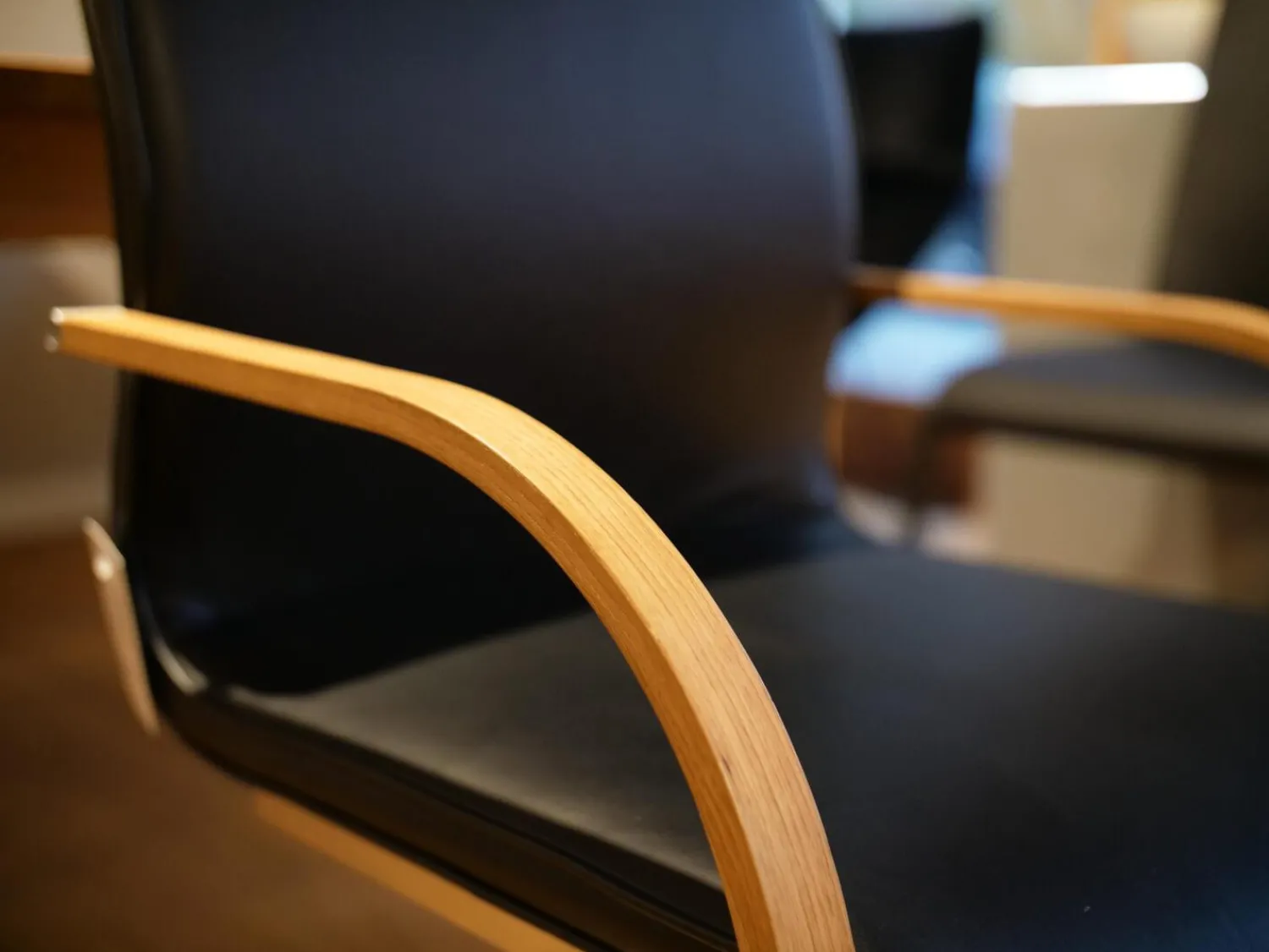 Team 7 Einzelstühle|Freischwinger Magnum Semianilinleder L1 Black Schwarz Gestell Chrom Edelstahl Finish Armlehne Eiche