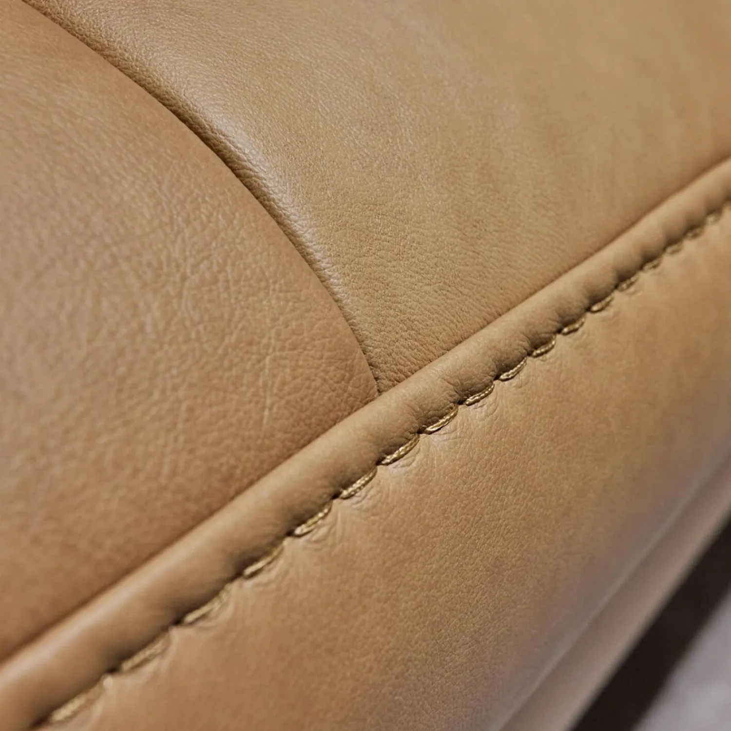 Hukla Polstergruppen|Funktionseckgarnitur 4057 IL Leder Vivre Honey VZ Metallfuß Schwarz Mit Hocker