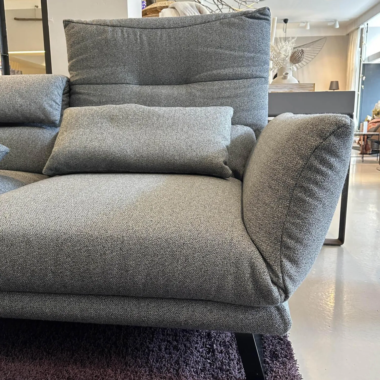 IP Design 2-Sitzer-Sofas|Funktionssofa Clou Bezug Stoff 8 Mara Grau Kufe Metall Matt Schwarz Sitz Drehbar Mit Liegefunktion