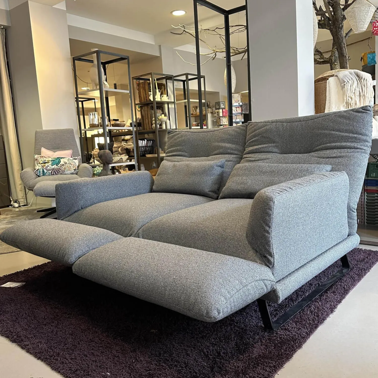 IP Design 2-Sitzer-Sofas|Funktionssofa Clou Bezug Stoff 8 Mara Grau Kufe Metall Matt Schwarz Sitz Drehbar Mit Liegefunktion