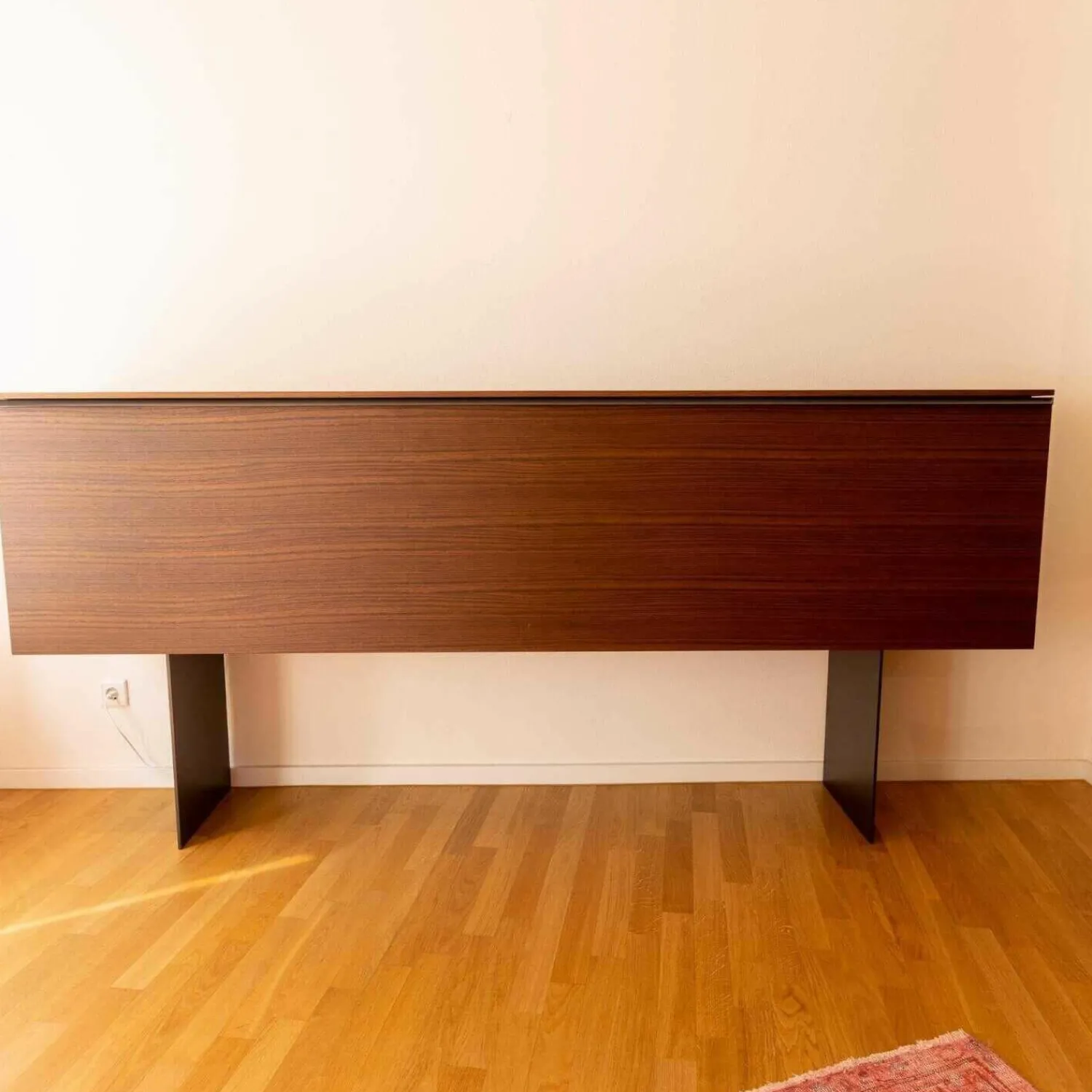 Porro Kommoden & Sideboards|Gallery Low Cupboard Außen Holzfarbe W20 Mongoi Innen Giallo Mustard Rückwand Spiegel Mit Beleuchtun