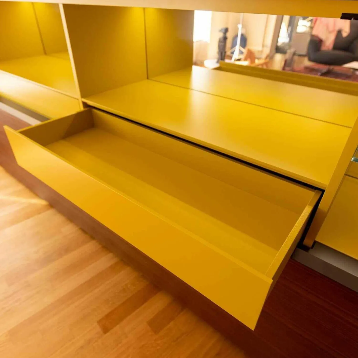 Porro Kommoden & Sideboards|Gallery Low Cupboard Außen Holzfarbe W20 Mongoi Innen Giallo Mustard Rückwand Spiegel Mit Beleuchtun