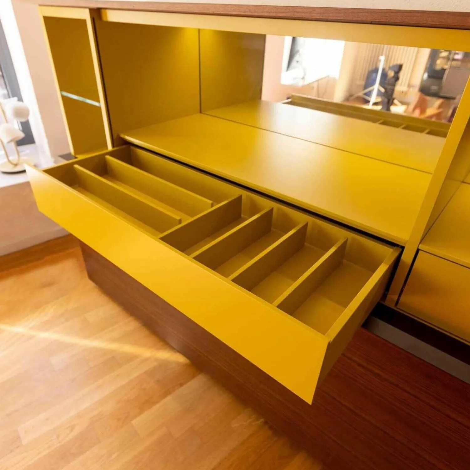 Porro Kommoden & Sideboards|Gallery Low Cupboard Außen Holzfarbe W20 Mongoi Innen Giallo Mustard Rückwand Spiegel Mit Beleuchtun