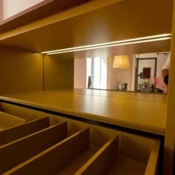 Porro Kommoden & Sideboards|Gallery Low Cupboard Außen Holzfarbe W20 Mongoi Innen Giallo Mustard Rückwand Spiegel Mit Beleuchtun