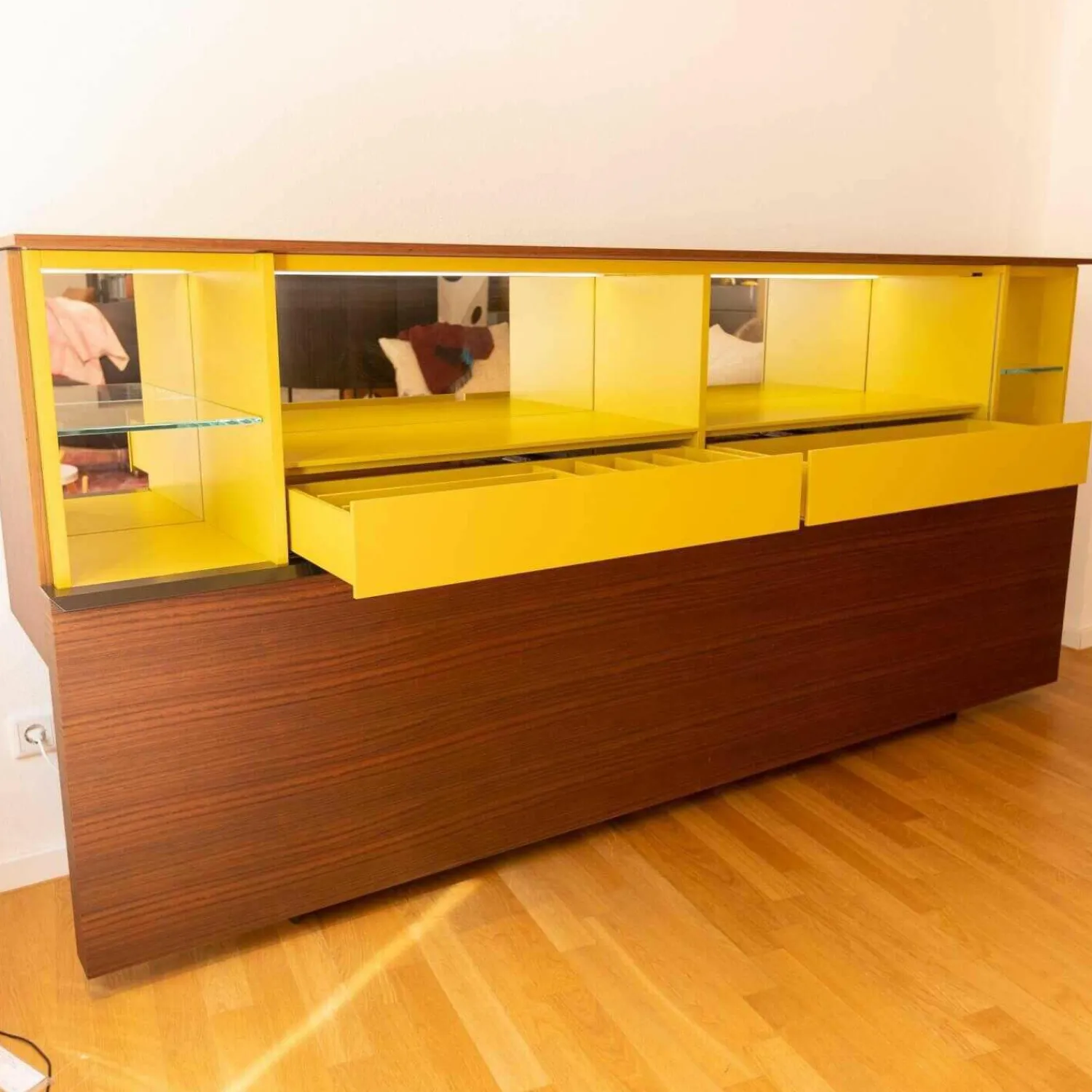 Porro Kommoden & Sideboards|Gallery Low Cupboard Außen Holzfarbe W20 Mongoi Innen Giallo Mustard Rückwand Spiegel Mit Beleuchtun