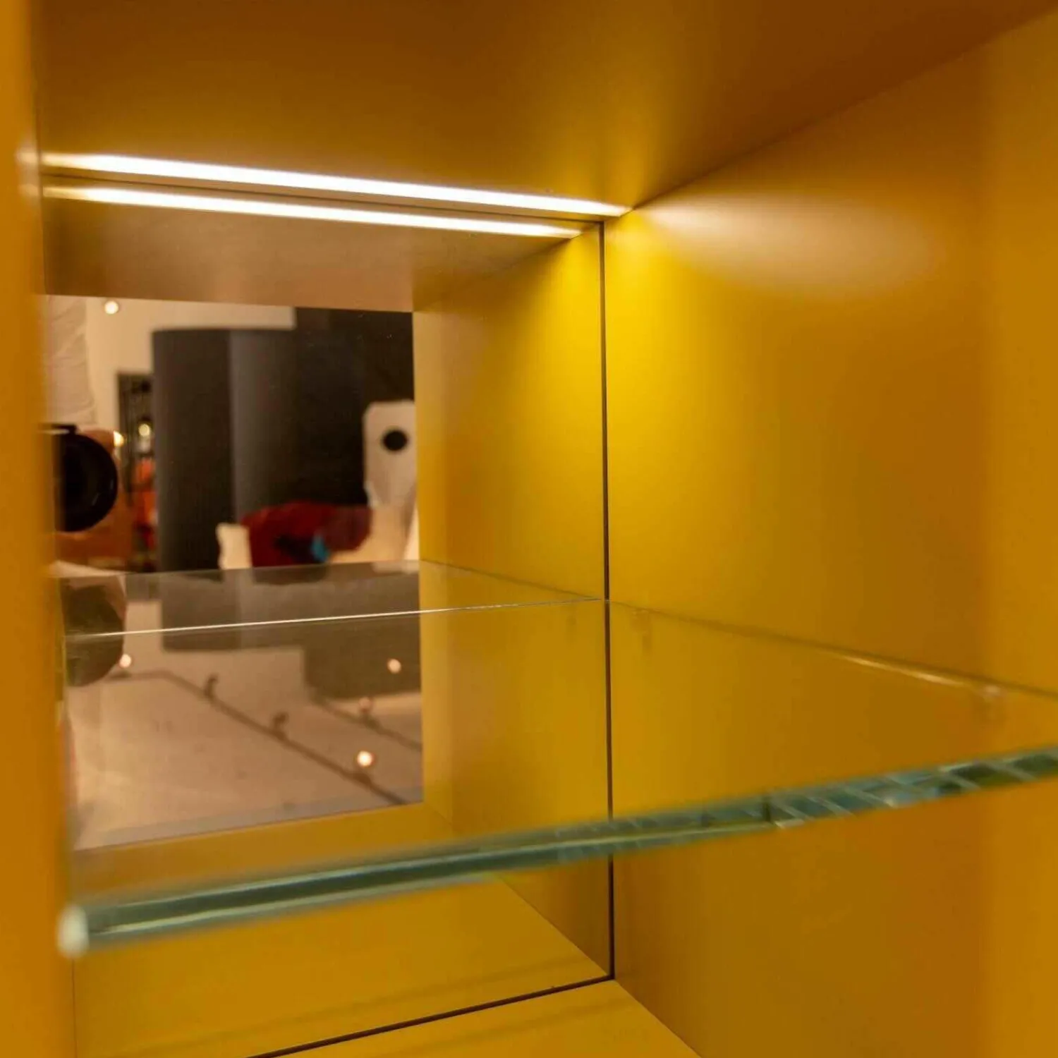 Porro Kommoden & Sideboards|Gallery Low Cupboard Außen Holzfarbe W20 Mongoi Innen Giallo Mustard Rückwand Spiegel Mit Beleuchtun